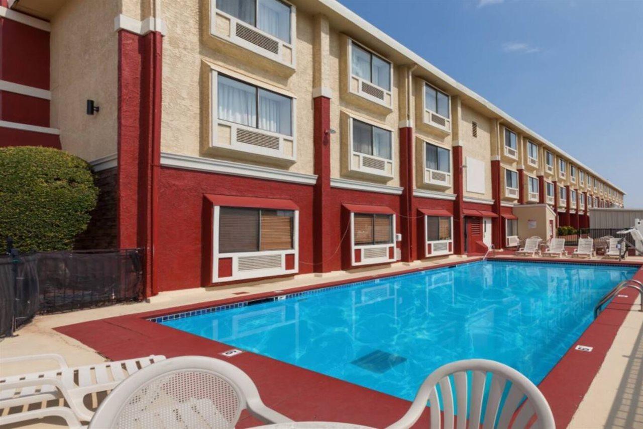 Ramada By Wyndham Oklahoma City Airport North Exterior photo