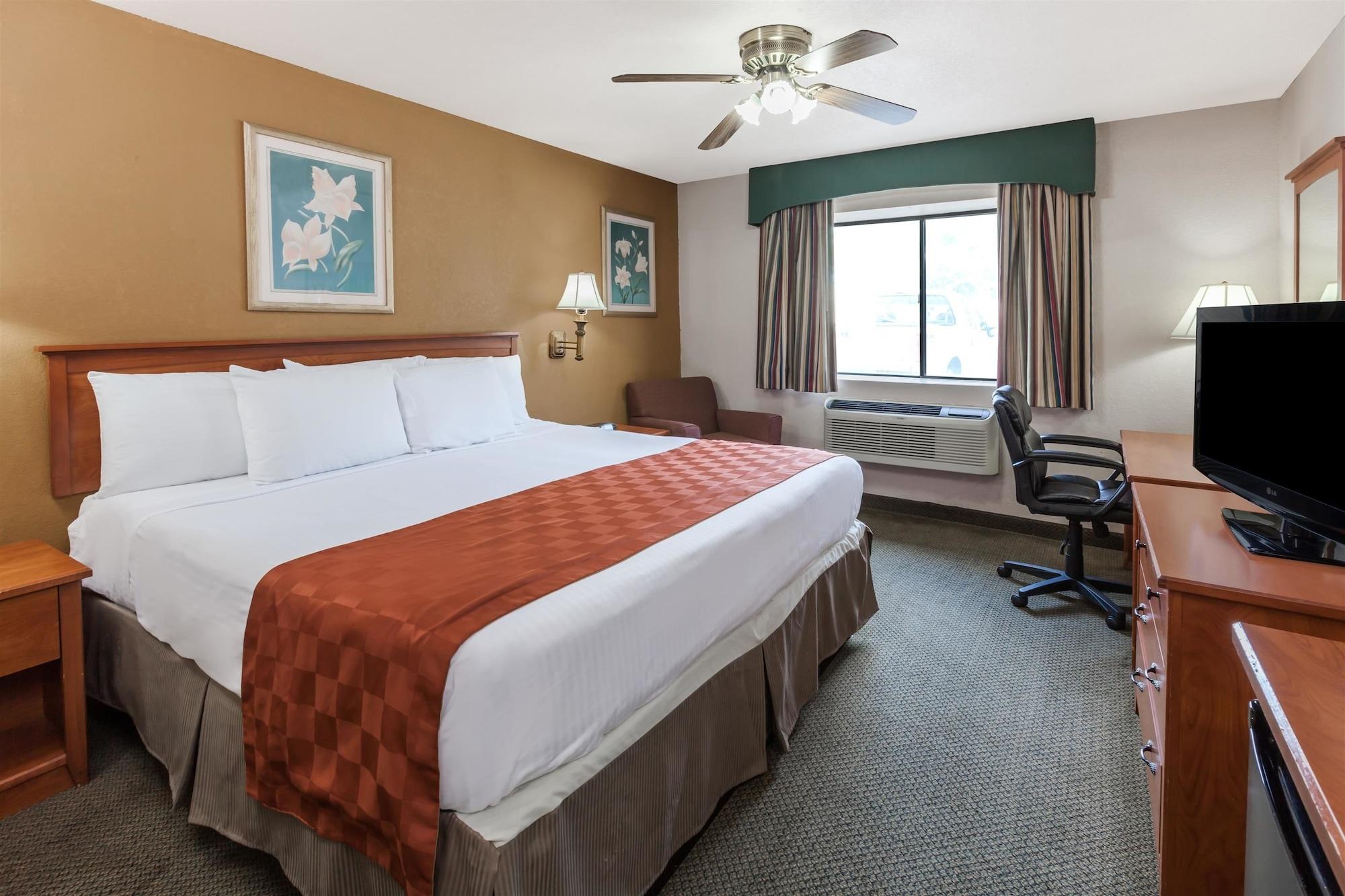 Ramada By Wyndham Oklahoma City Airport North Exterior photo