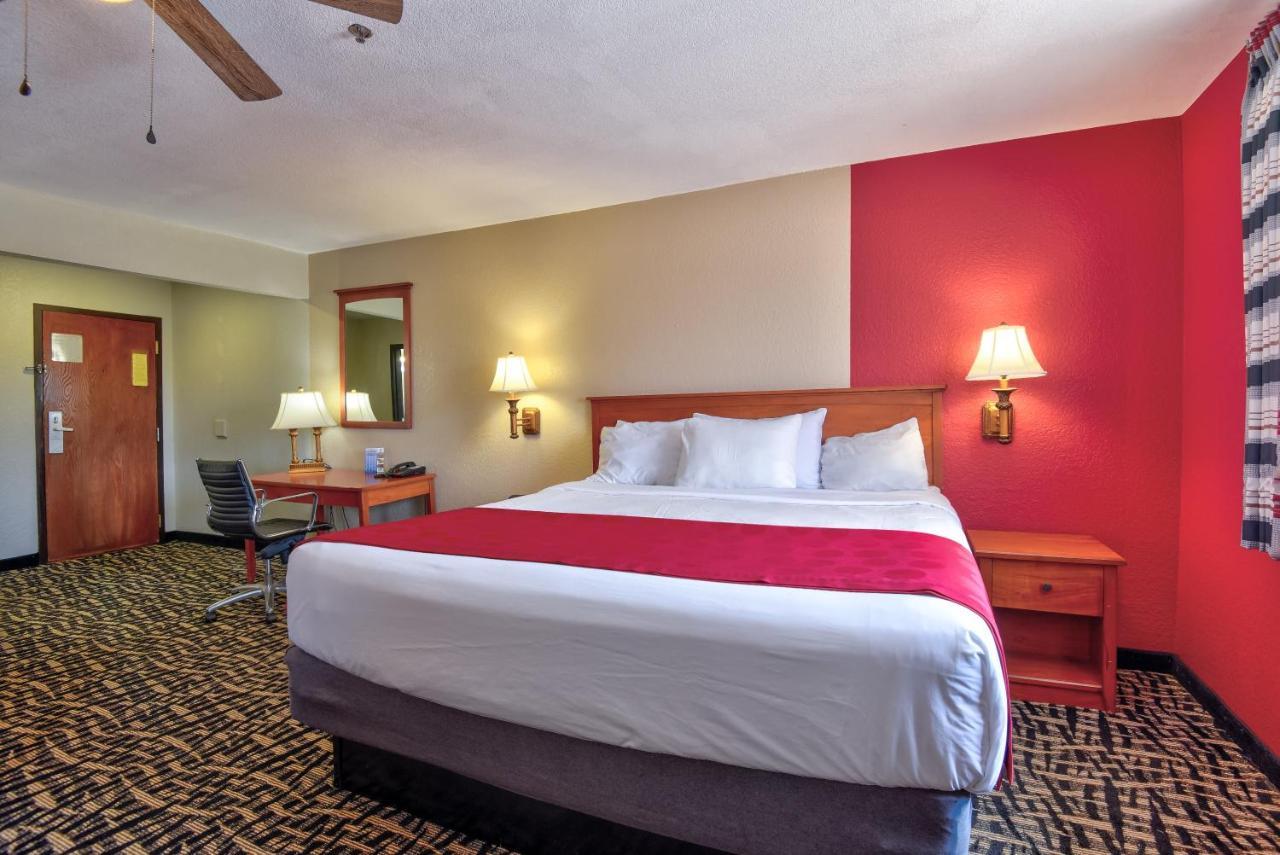 Ramada By Wyndham Oklahoma City Airport North Exterior photo