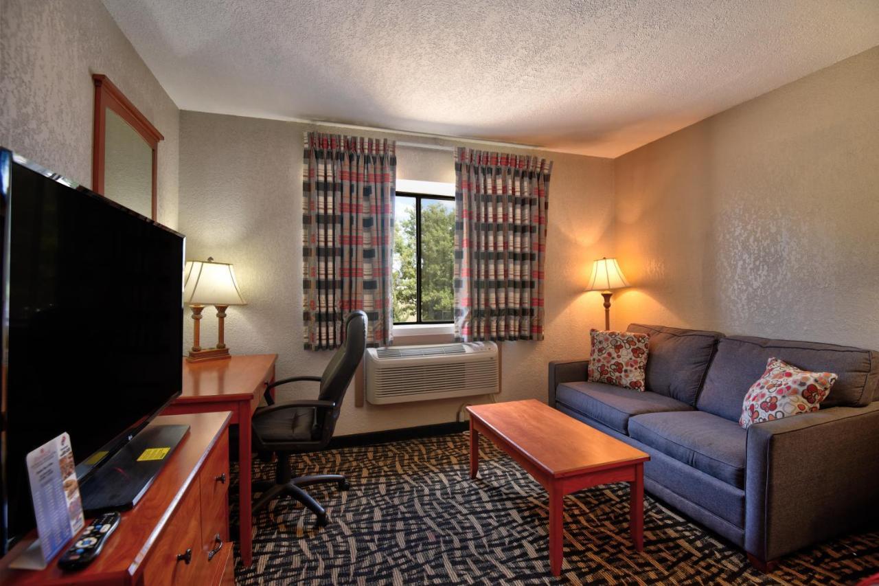 Ramada By Wyndham Oklahoma City Airport North Exterior photo