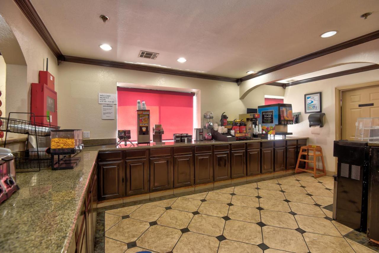 Ramada By Wyndham Oklahoma City Airport North Exterior photo