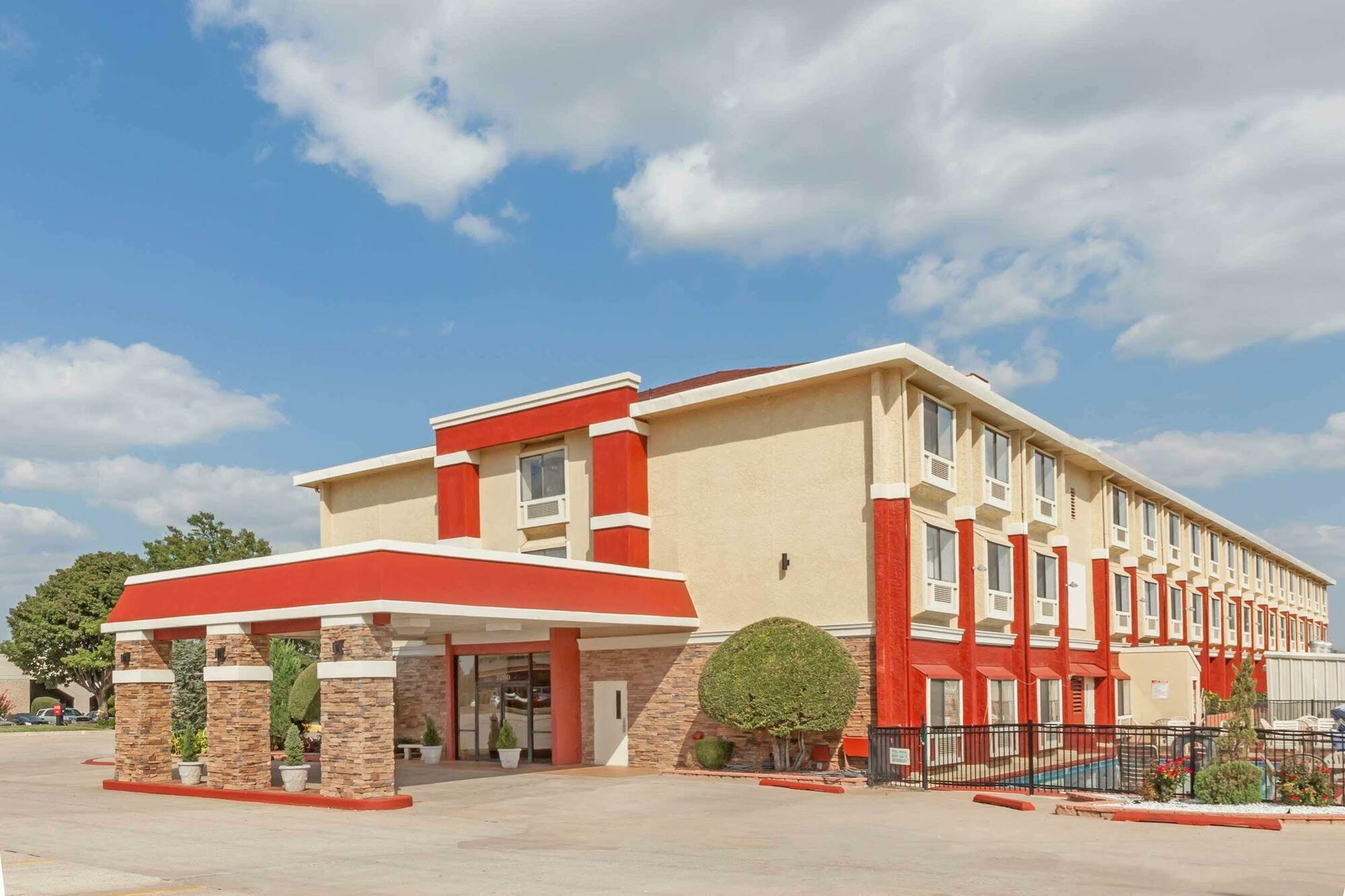 Ramada By Wyndham Oklahoma City Airport North Exterior photo